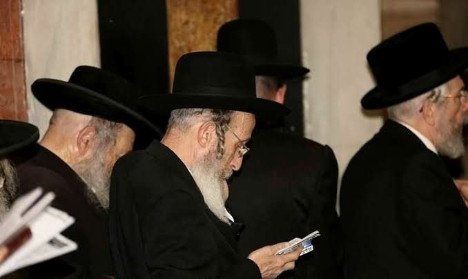 זקני המתפללים בשעת תפילה